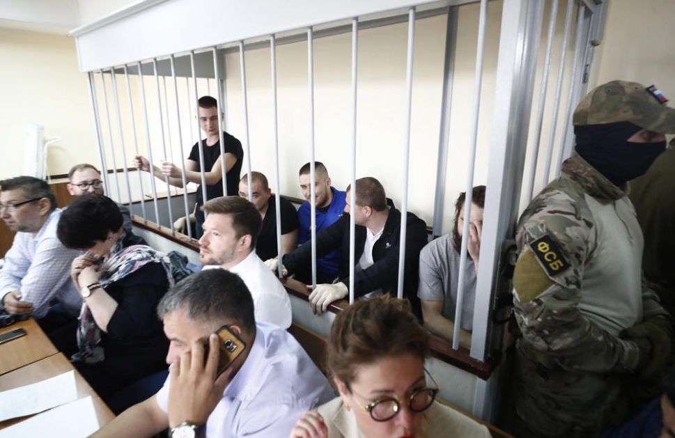 RUSIJA DEMANTOVALA: Ukrajinski mornari uhapšeni u Kerčkom moreuzu ostaju u zatvoru!