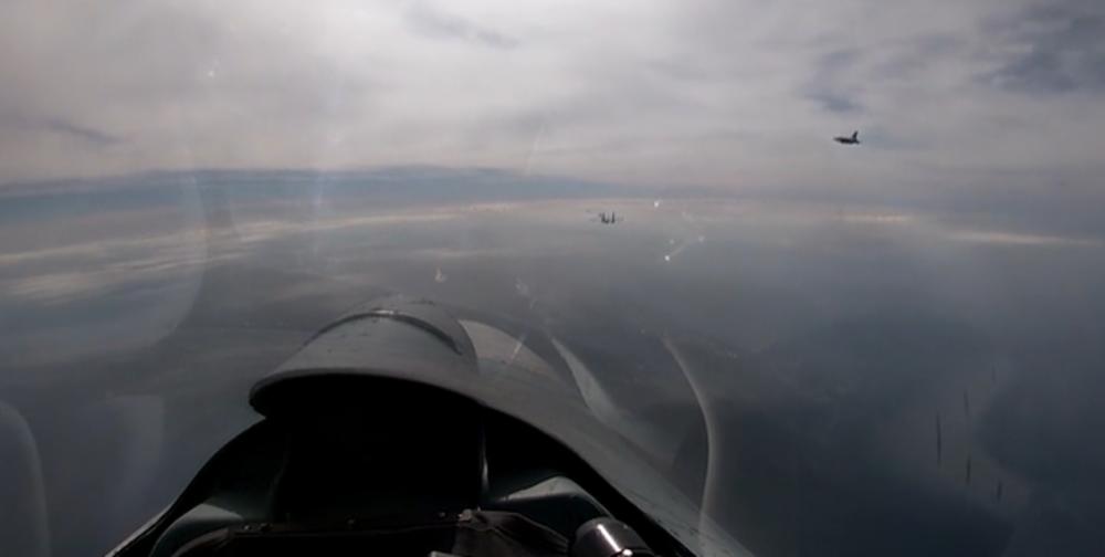 RUSIJA SUHOJIMA OTERALA F-16: Samo su se okrenuli i otišli! Novi okršaj iznad Baltika (VIDEO)