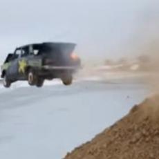 RUSKA ZABAVA! Zapalio je automobil, seo u njega, pa preko litice skočio u ledeno jezero! (VIDEO)