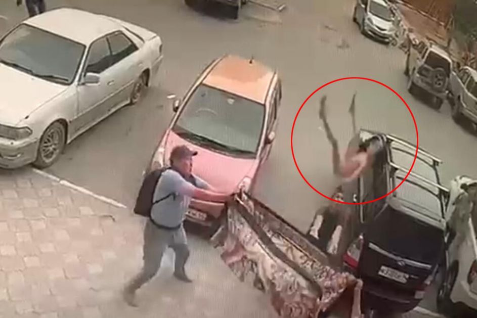 RUSKI PETOGODIŠNJAK PAO SA 12 SPRATA Pogledajte dramatičan snimak pokušaja ublažavanja pada deteta! Spasilac teško povređen! VIDEO