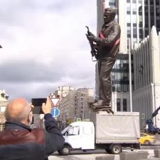 RUSKI UMETNIK OMANUO: Na spomeniku Mihailu Kalašnjikovu otkrivena ZANIMLJIVA greška (VIDEO)