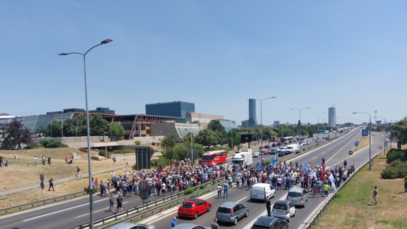 Završena blokada autoputa u Beogradu, radnici Fijata u subotu sa Vučićem