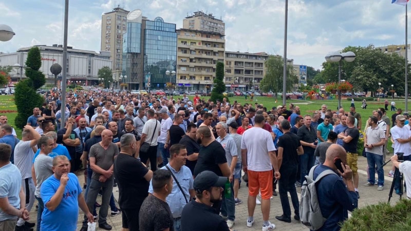 Radnici Fijata protestuju u Kragujevcu, najavili blokade puteva 
