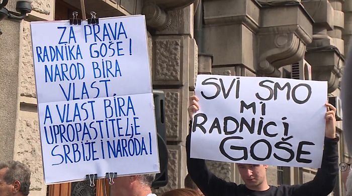 Radnici Goše protestuju ispred zgrade Vlade u Beogradu