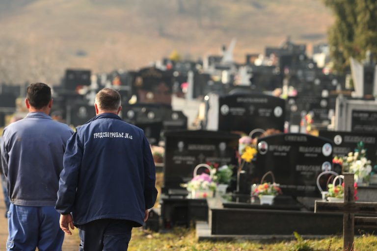Radnici „Gradskog groblja“ kopaju rake bez plaćenog osiguranja
