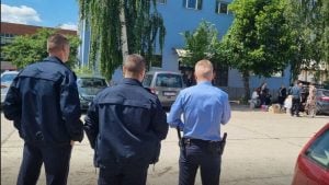 Radnici JP Vodovod-Ibar napuštaju zgradu po nalogu Baškima Kurtija (VIDEO)