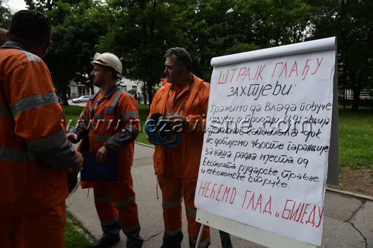 Radnici Mitala ispred Narodne skupštine čekaju odluku o prodaji Ljubije