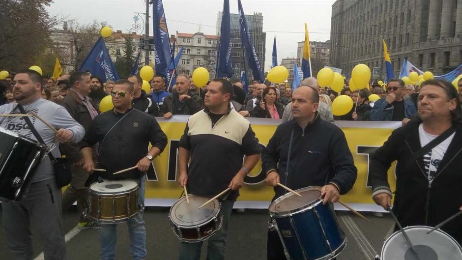 Radnici Pošte održali protestnu šetnju u centru Beograda