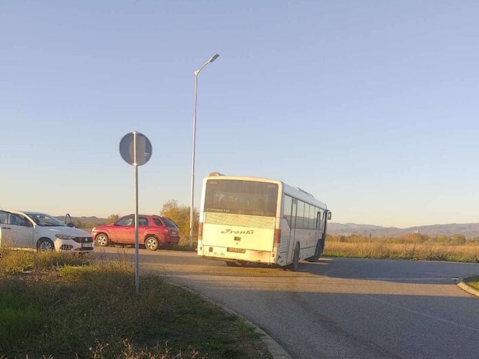 Radnici leskovačkog „Aptiva“ tvrde da se voze u nebezbednim autobusima – uprava ćuti