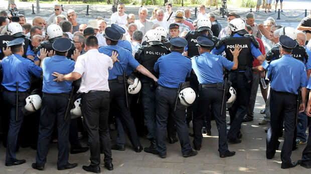 Radnici pokušali na silu da uđu u Skupštinu Crne Gore