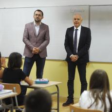Radojičić obišao školarce i poželeo uspeh u novoj školskoj godini (FOTO)