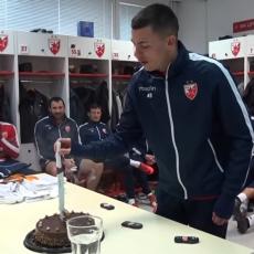 Radonjić zario nož u tortu i zbog rođendanske želje izazvao smeh u svlačionici! (VIDEO)