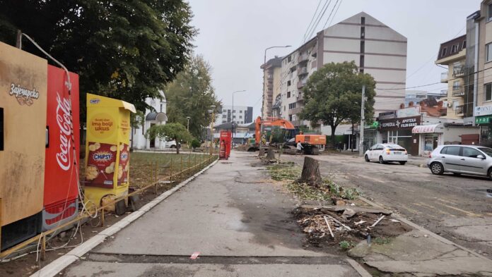 Radovi kod Doma zdravlja u Nišu doneli seču stabala i nestabilne kioske na ciglama
