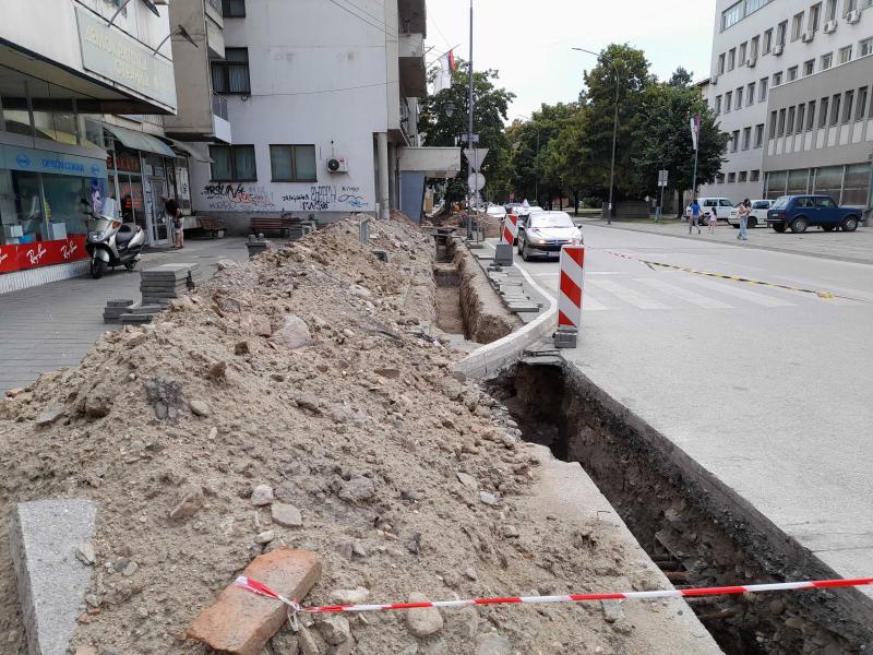 Radovi na gasifikaciji u centru Leskovca se odužili, stanari okolnih zgrada preko dasaka do stanova