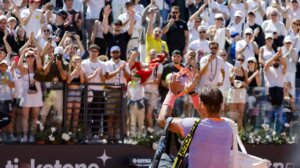 Rafael Nadal na putu koji vodi iz Rima, nekoliko hiljada navijača ispratilo Španca ovacijama dok je napuštao sportski centar (VIDEO)