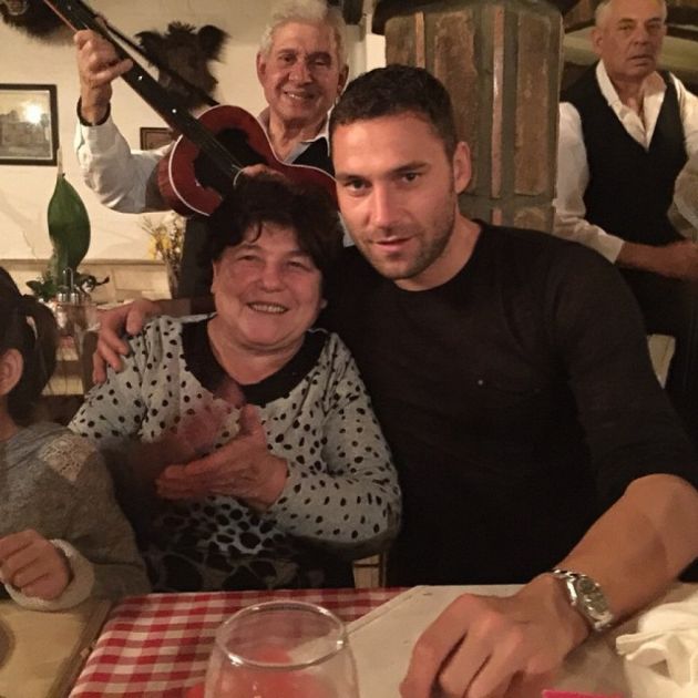 Raj za majku Nikoletu: Duško Tošić renovirao kuću u Orlovatu, a kad vidite dvorište pamet će vam stati FOTO
