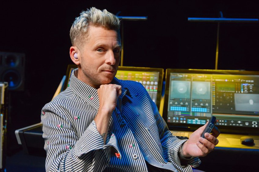 Rajan Teder iz benda OneRepublic koristi Galaxy Buds2 Pro slušalice za novu verziju pesme „Counting Stars“