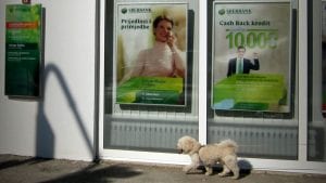 Ranjena službenica Sberbanke ispred svog stana