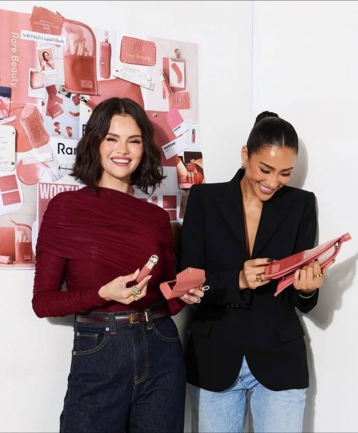 Rare Beauty x BÉIS: Selena Gomez i Shay Mitchell lansirale svoju kolekciju travel askesoara