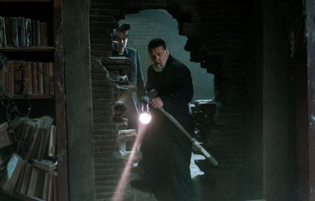 Rasel Krou u horor filmu Papin egzocista