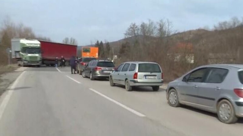 Raseljeni Srbi blokirali put od graničnog prelaza Merdare ka Nišu