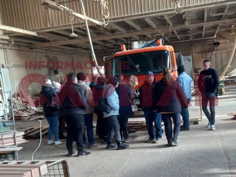 Rasparčavanje “Nove Borje”: Radnici zaustavili odvoženje mašina