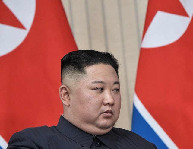 Rasplakao devojčice: Kim Džong UN posetio Dvorac učenika u Pjongjangu FOTO