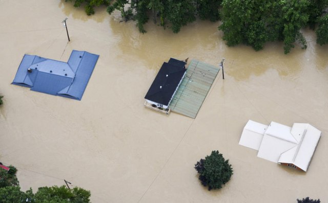 Raste broj žrtava u poplavama u Kentakiju: Morali smo da plivamo iz prostorija VIDEO