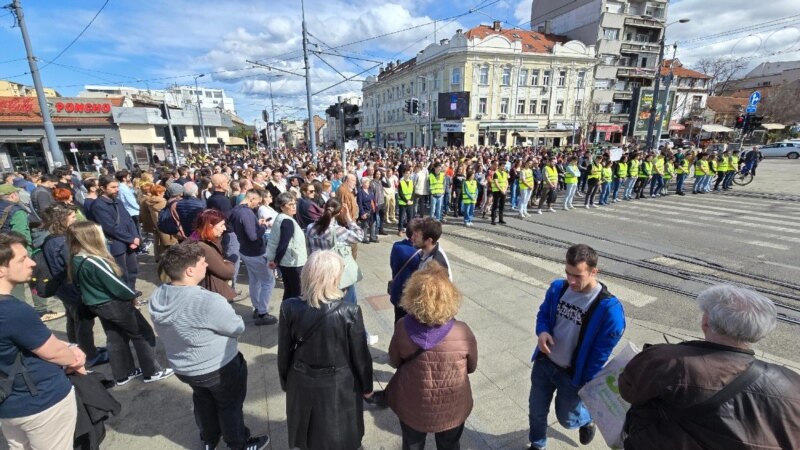 Vučić pozvao ljude iz Pionirskog parka da se povuku, grupa ljudi blokirala zgradu N1 