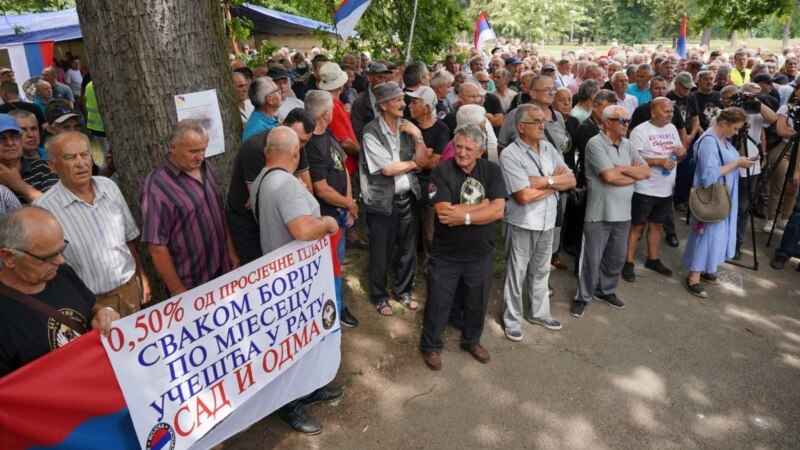 Ratni veterani protestuju pred zgradom Narodne skupštine Republike Srpske
