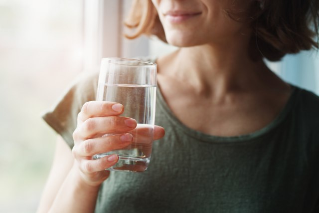 Razlozi zbog kojih treba da pijete toplu vodu svaki dan