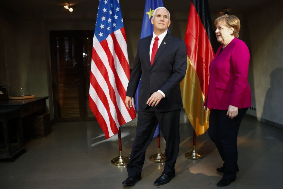 Razmena vatre između Merkel i Pensa u Minhenu