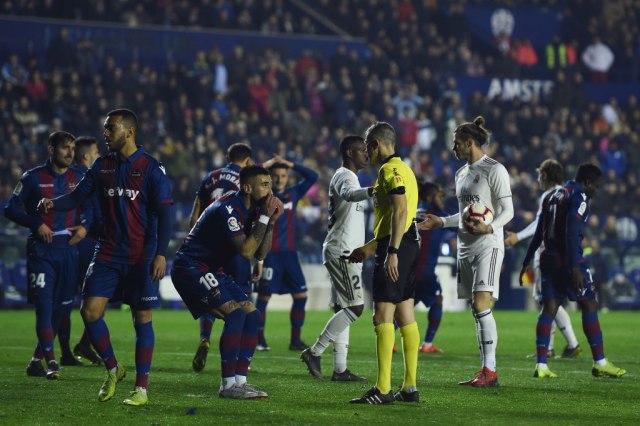 Real se izuzetno sumnjivim penalom izvukao protiv Levantea VIDEO