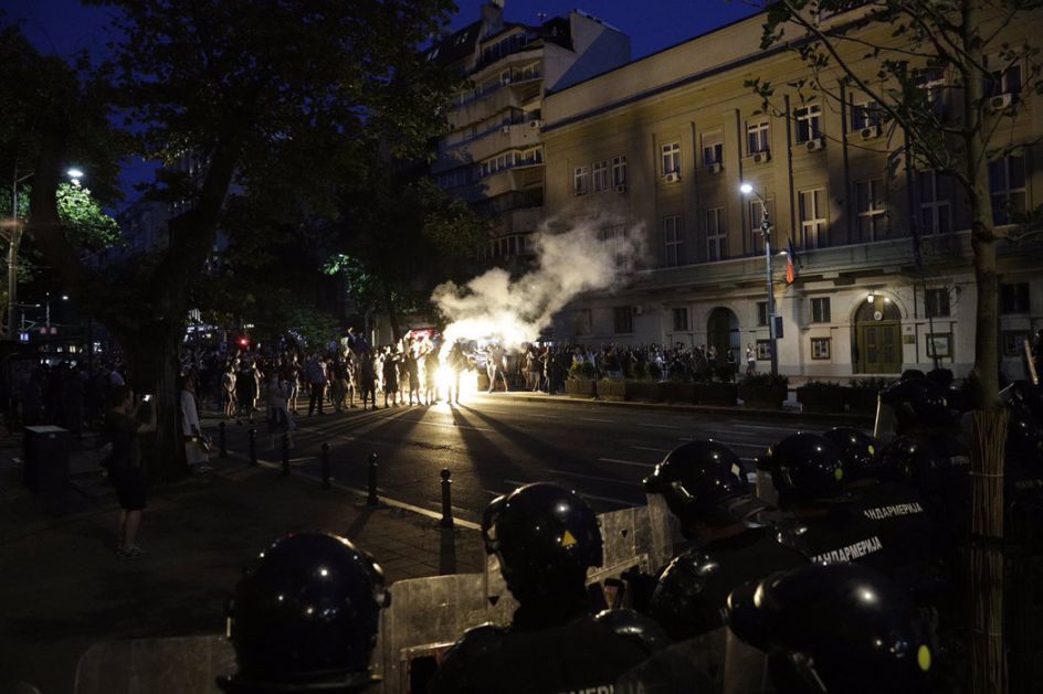Rebić: Tokom dvodnevnih protesta povređeno 118 policajaca, procesuirane 153 osobe; jedan od policajaca zadobio prelome obe noge
