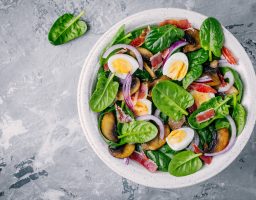 Recept dana: Obrok salata sa mladim spanaćem i jajima