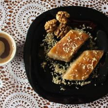 Recept naših baka za TRADICIONALNU BAKLAVU sa kupovnim korama - Puna oraha i slatkog sirupa vratiće vas u detinjstvo