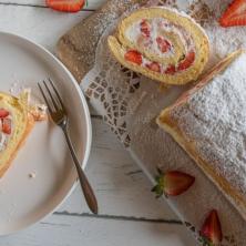 Recept za BELI ROLAT sa šlagom i jagodama – Anđeoski san od samo 6 sastojaka topi se u ustima: Letnji kolač sa penastom korom od belanaca i malo brašna