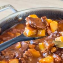 Recept za JUNEĆI GULAŠ pravo iz detinjstva - Mami mirisom, zadržava ukusom i oduševljava sve koji ga probaju