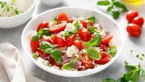 Recept za salatu od paradajza koja je toliko ukusna da je možete jesti bez ičega