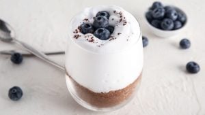 Recept za zdravi i osvežavajući čizkejk od limuna i borovnica u čaši