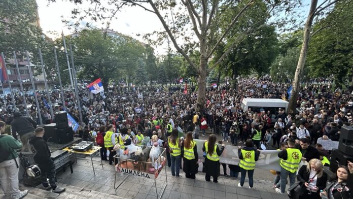 Redar SNS-a na mitingu u Nišu nasrnuo na studenta Filozofskog fakulteta, studenti poslali pismo bezbednosnim službama