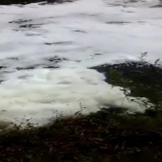 Reka Lepenica se jedva nazire ispod pene, ali inspektori tvrde da ne primećuju milione mehurića