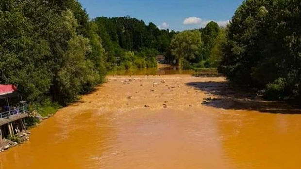 Reka Ukrina oker boje, građani Dervente uznemireni