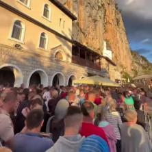 Reka ljudi ispred manastira Ostrog: Hiljade vernika došlo da se pokloni Svetom Vasiliju Osećaj koji ne može rečima da se opiše (FOTO/VIDEO)