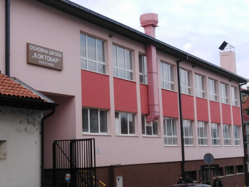 Rekonstruisana Osnovna škola 8. oktobar u Vlasotincu, đaci od srede u novim klupama