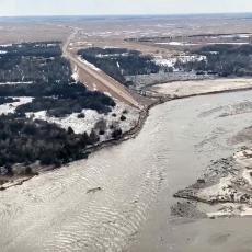 Rekordne poplave u Americi: Komadi leda  donele komade leda veličine automobila po putevima (VIDEO)