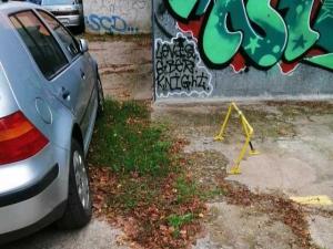 Rentgenova i parking: Nišlija se žali na uzurpaciju javne površine rampama, Opština mesecima (ne) rešava spor