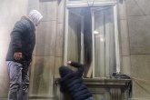 Reporterka N1: Opozicija baca suzavac i biber sprej na srpsku policiju VIDEO