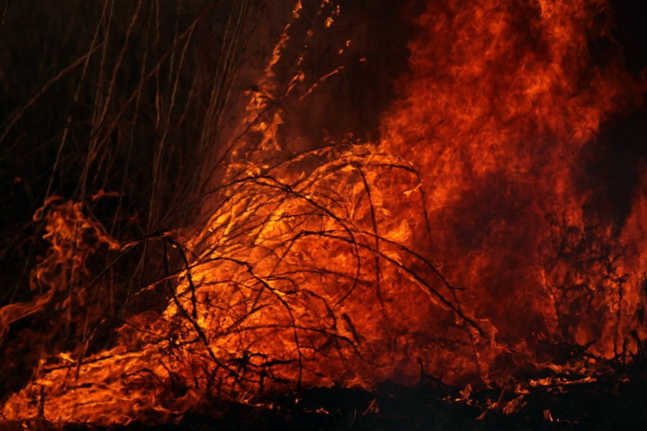 Republika Srpska: Veliki požar na divljoj deponiji u Karakaju