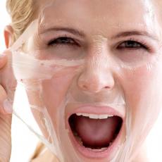 Rešite se bubuljica i mitisera: OVA maska za lice od belog luka briše nepravilnosti!